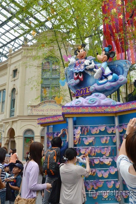 “ウィッシングプレイス”　に願いを飾るゲストたち/TDL