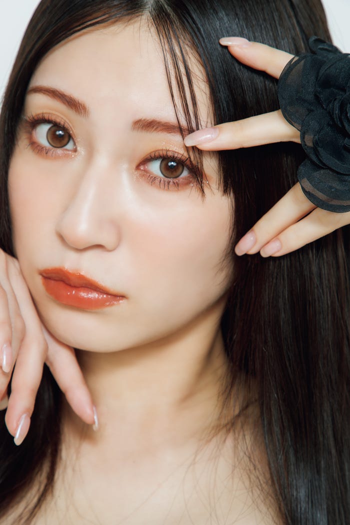 『吉田朱里ファースト写真集 #rouge』より(提供写真)