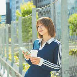 屋上の公園で待ち合わせ(C)モデルプレス