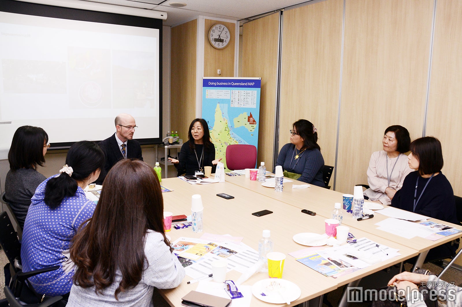 ゴールドコーストの代表的なリゾート地の香りをイメージした「Kaori Tabi」というハーブティーを飲みつつ、リラックスしたムードで進行（C）モデルプレス