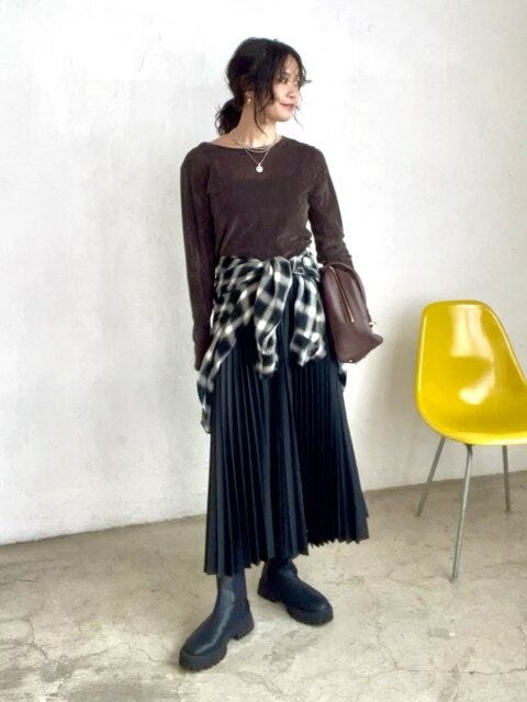 カジュアルコーデ 2025秋レザースカートカジュアルコーデ