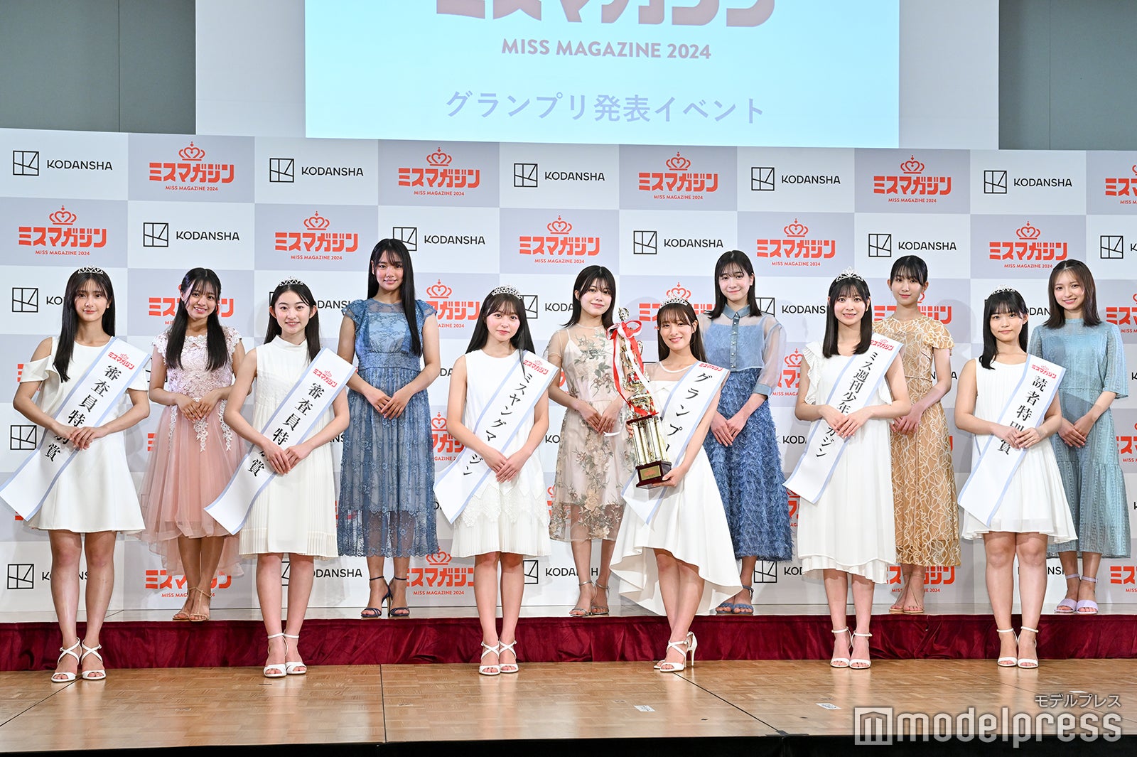 （後列左から）加藤綾乃、吉井しえる、松田実桜、今森茉耶、西尾希美、一ノ瀬瑠菜（前列左から）大西陽羽、古田彩仁、山本杏、葉月くれあ、花城奈央、尾茂井奏良（C）モデルプレス