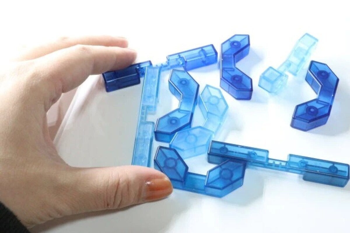 手が青い立体知育パズルを分解する様子 手が青い立体知育パズルを分解する様子