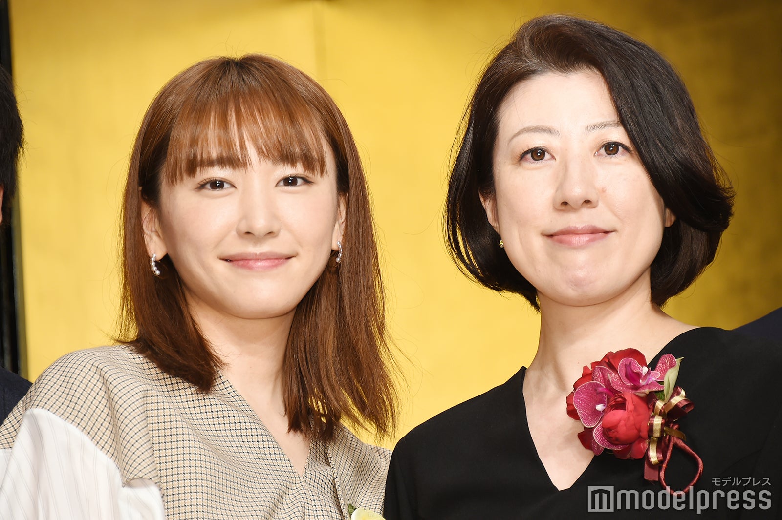 （左から）新垣結衣、野木亜紀子氏 （C）モデルプレス