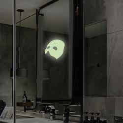 暗闇の中鏡に浮かび上がる怪人の仮面／画像提供：JR東日本ホテルズ