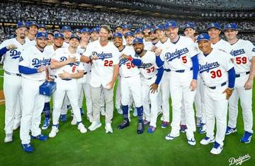 「本当に泣いた」カーショー氏を囲んだ集合写真がファンの涙誘う 全員が穏やかな笑み いつまでも見たい光景 山本由伸はロハスの背後に隠れ