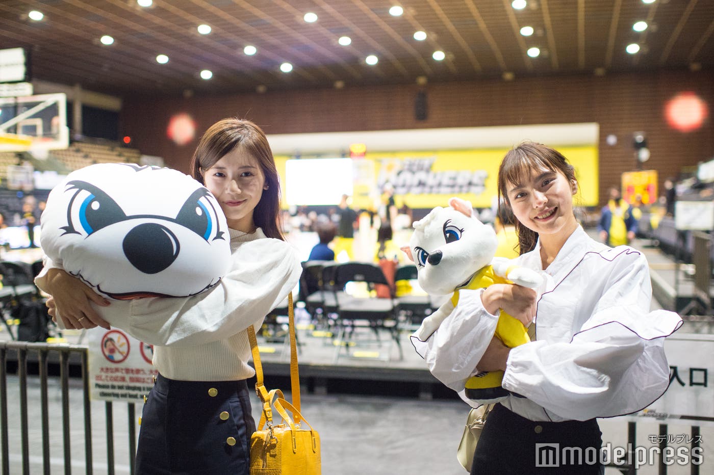 すっかりサンディーファンに(※1)/ビーズクッション(左)、ぬいぐるみ(右) (C)モデルプレス