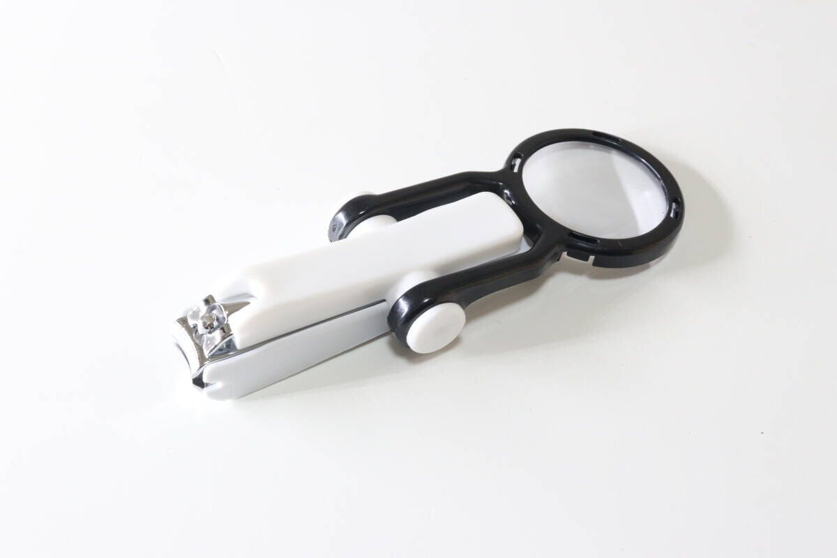 ダイソー 拡大鏡付ネイルクリッパー ダイソーの拡大鏡付ネイルクリッパーのビジュアル