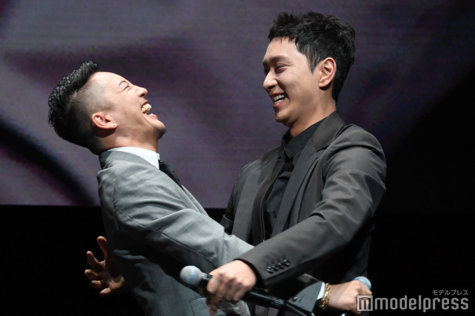 三山凌輝、“両思い”2PMチャンソンと2度の熱い抱擁 内田英治監督「いかつい2人が抱き合うと最高ですね」【誰よりもつよく抱きしめて】