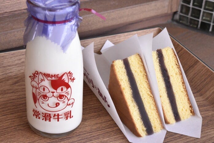 ジブリの大倉庫内にはカフェなどの飲食施設も。写真は「ミルクスタンド　シベリ・あん」のシベリア（カステラであんこをはさんである）