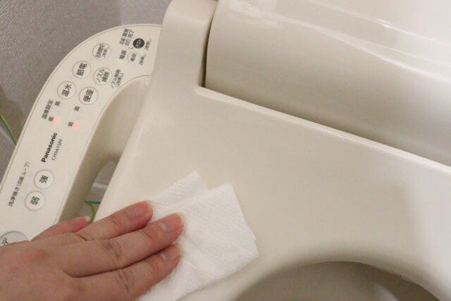 水に流せるペーパータオル　トイレ掃除