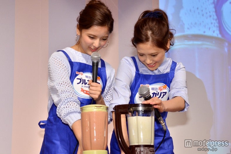 （左から）藤井萩花、藤井夏恋