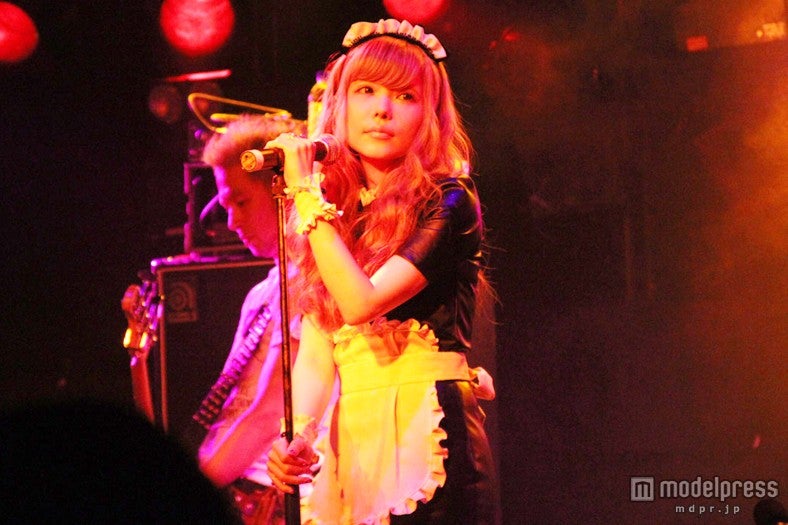 キュートなメイド衣装で、ロックな音楽を披露したMilky Bunny（益若つばさ）