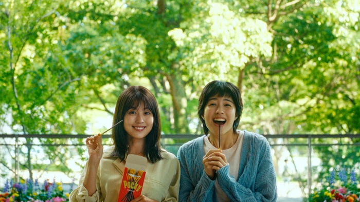 有村架純、佐久間由衣/「友人をさそおう」篇より(提供写真)