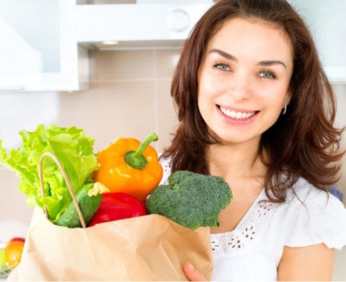 野菜を購入した女性