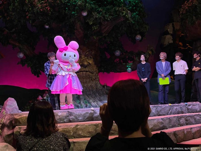 マイメロディを彼女に見立てた寸劇をする齋藤天晴 (提供写真)