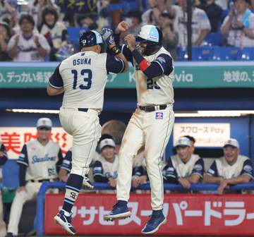 ヤクルト2連勝 高橋が6回無失点で5勝目 オスナが7号2ラン、サンタナが15号ソロ