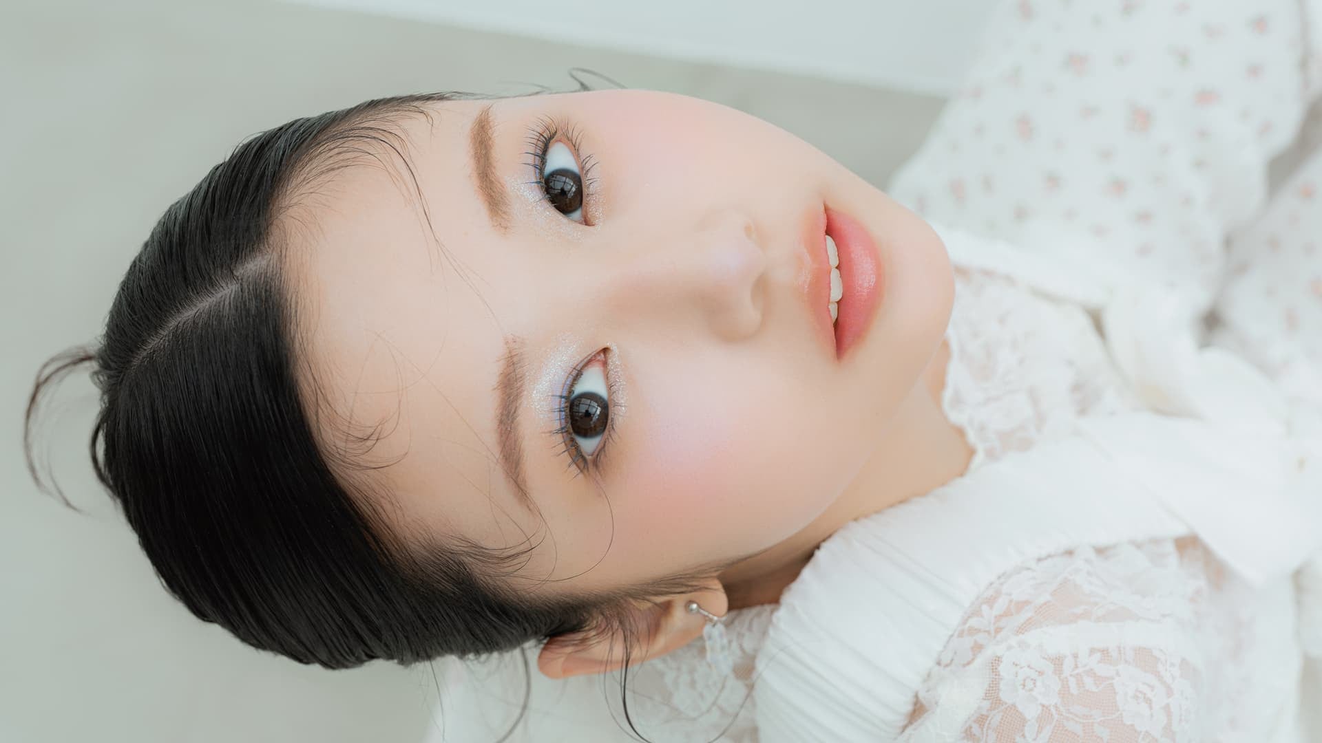 ピュアで洗練された印象が叶う♡ ブルー×ツヤの【透明感メイク】をCHECK！