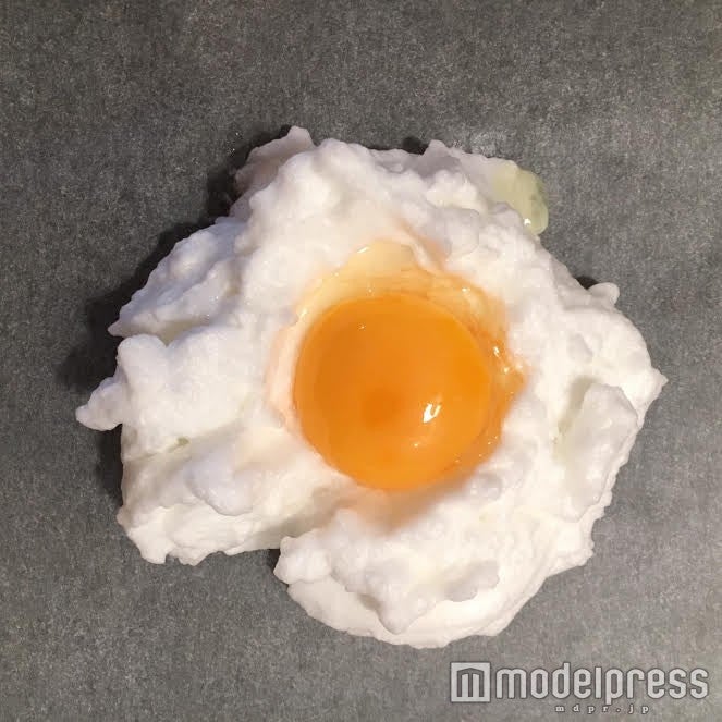 卵黄は割れないよう慎重に…／画像提供：柏原歩