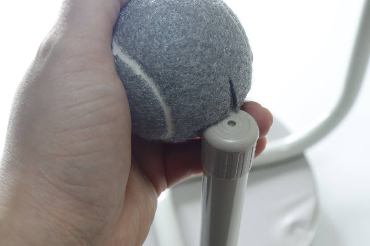 ダイソーのテニスボール型椅子脚カバー（4個、グレー）を取り付ける