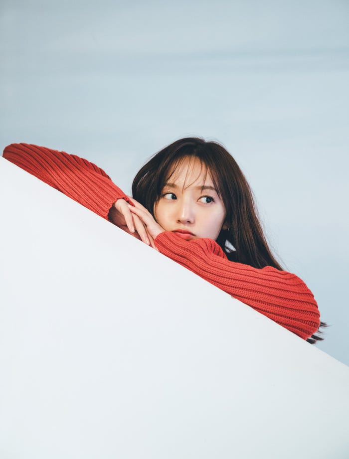 新内眞衣2nd写真集「夜が明けたら」紀伊國屋書店限定版裏表紙カット(C)撮影:東京祐(画像提供:小学館)