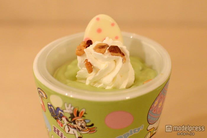 トッピングはタマゴ型チョコとピスタチオソースがたっぷり