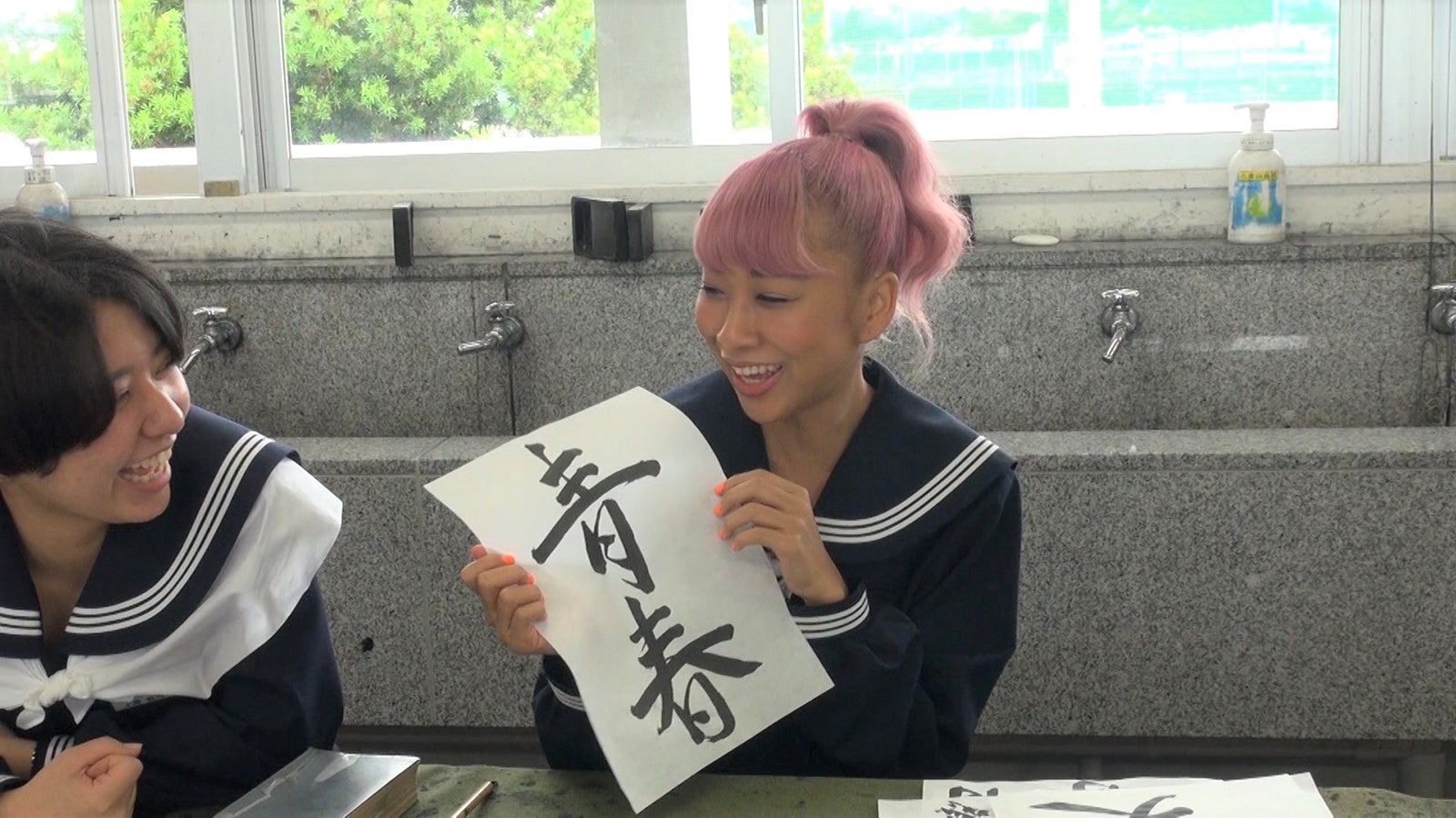 青山テルマが号泣　セーラ服で高校生活スタート