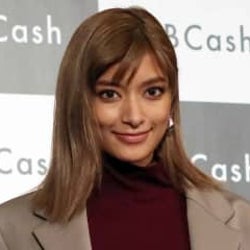 ローラ 夏らしさ満載のヘアスタイル披露も 別のパーツに注目集まる ローラ 夏らしさ満載のヘアスタイル披露も 別のパーツに注目集まる