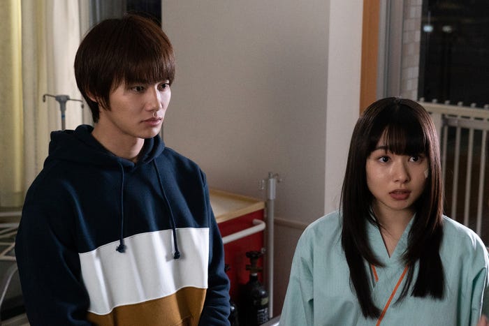 野村周平、桜井日奈子/「僕の初恋をキミに捧ぐ」第5話より(C)テレビ朝日