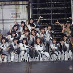 「AKB48 2013 真夏のドームツアー～まだまだ、やらなきゃいけないことがある～」京セラドーム公演を行ったAKB48（C）AKS