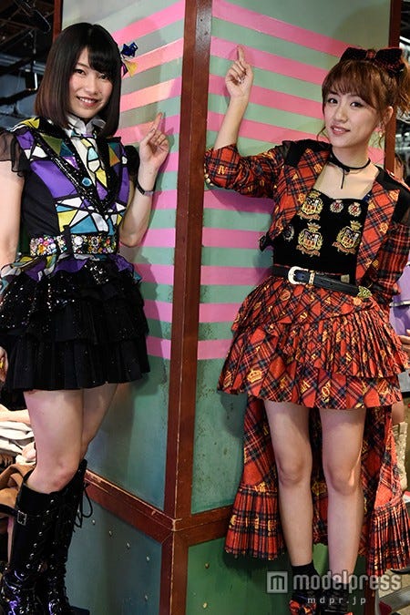 横山由依、高橋みなみ(C)AKS