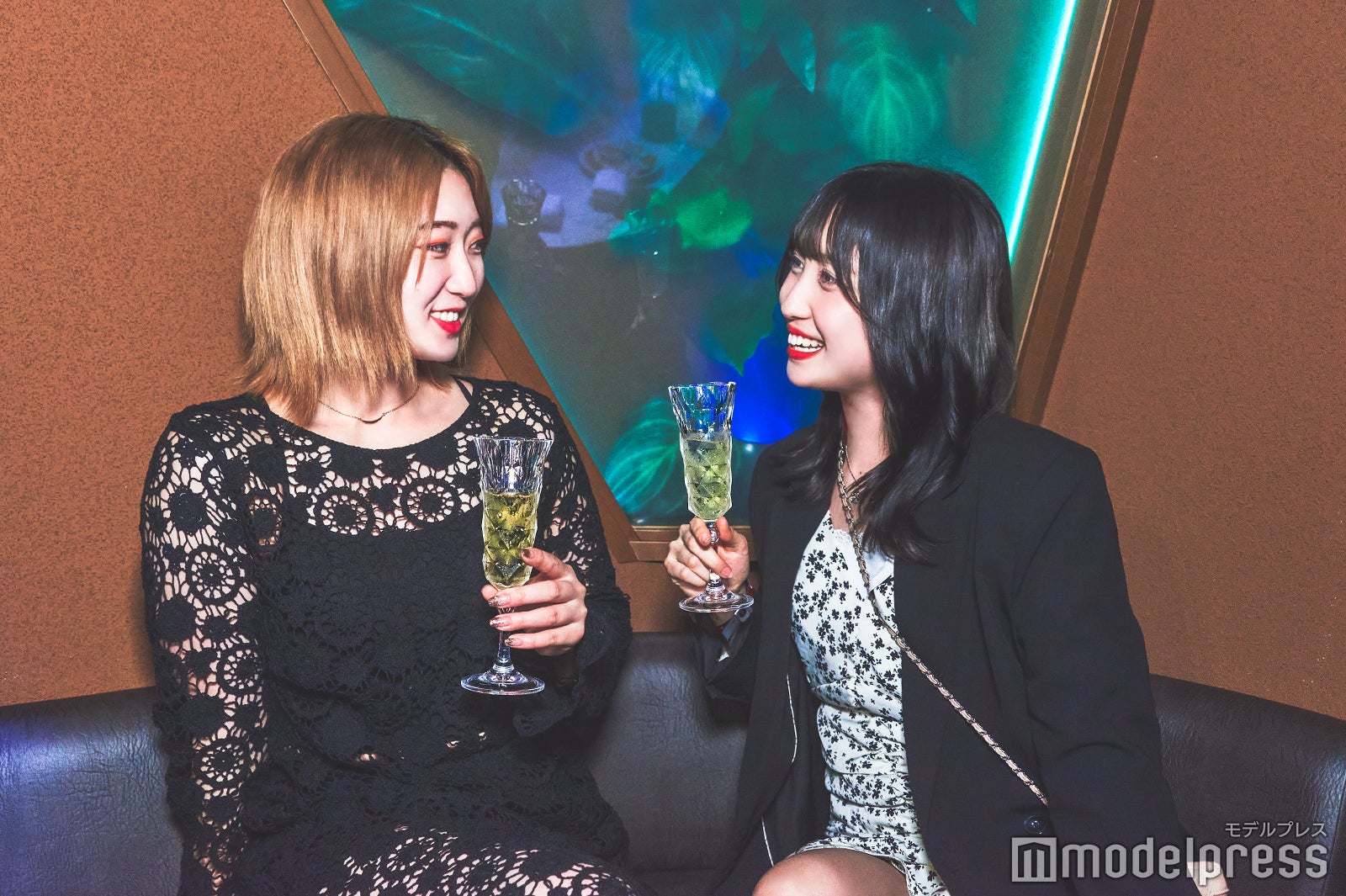 （右）Moeka（C）モデルプレス