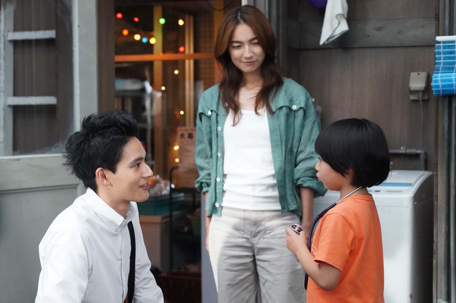 水上恒司、仁村紗和、石塚陸翔「真夏のシンデレラ」第8話より（C）フジテレビ