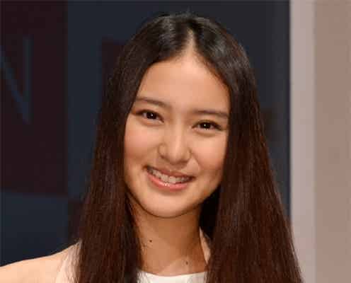 武井咲、涼しげコーデで肌魅せ「夏を満喫しています」
