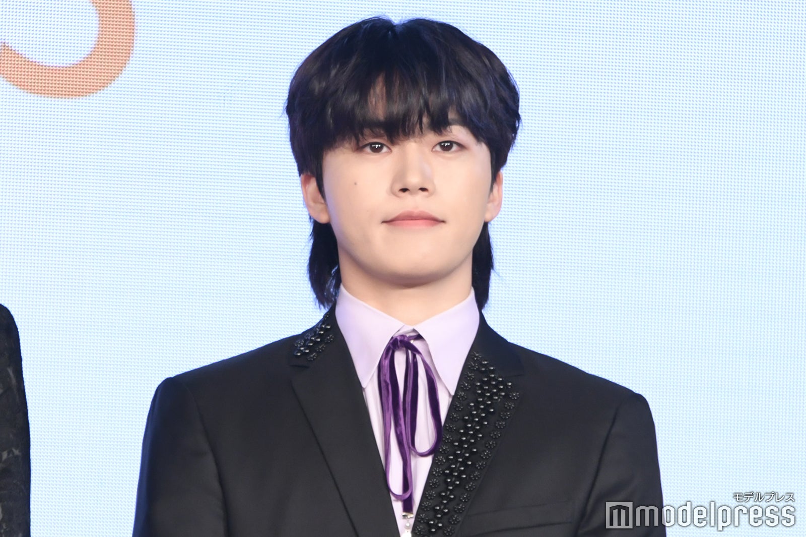 パープルのタイがアクセントとなっている木全翔也（C）モデルプレス