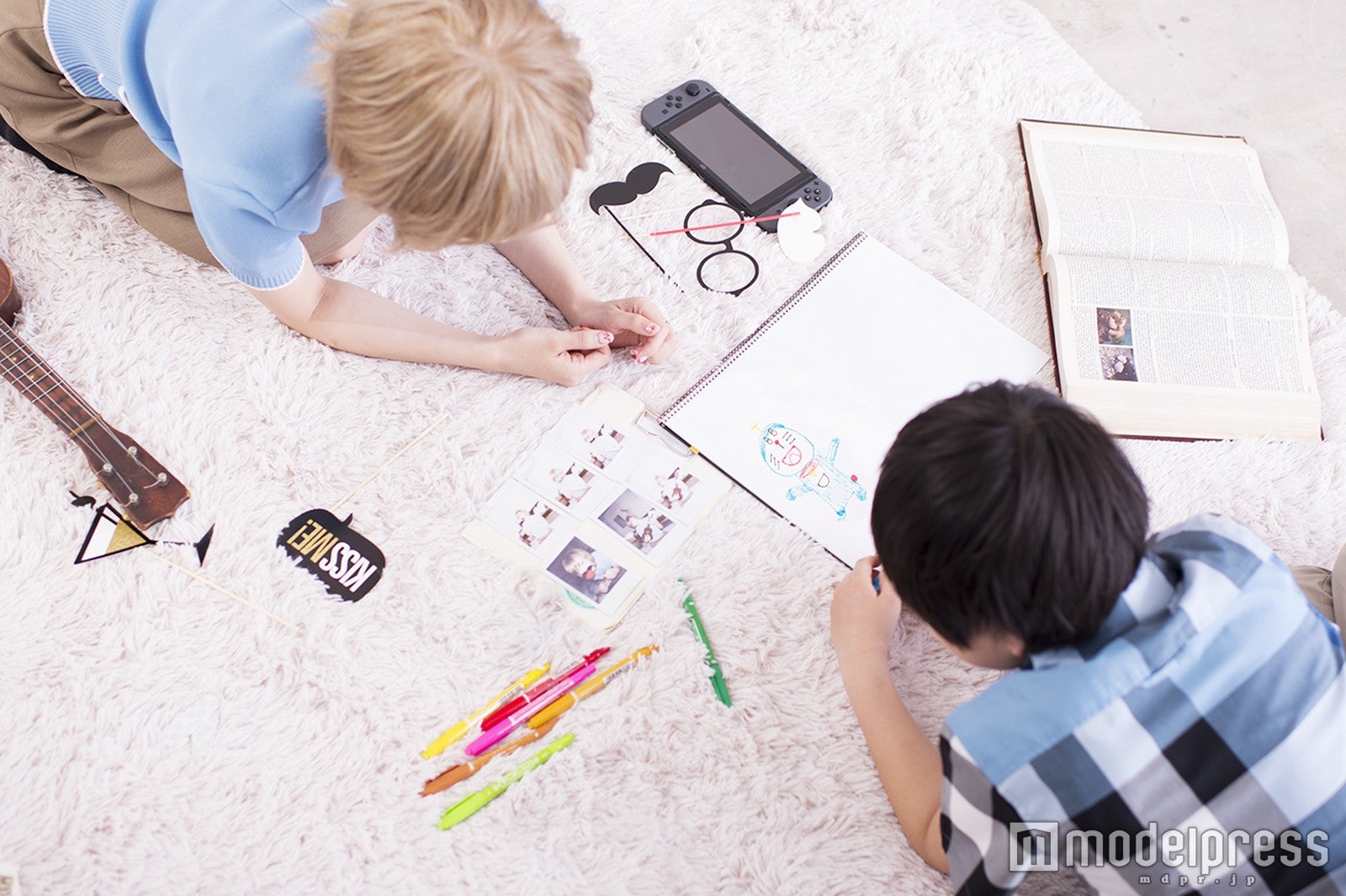 （左から）益若つばさ、りおんくん（C）モデルプレス