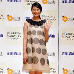 ミニワンピで美脚を披露した武井咲