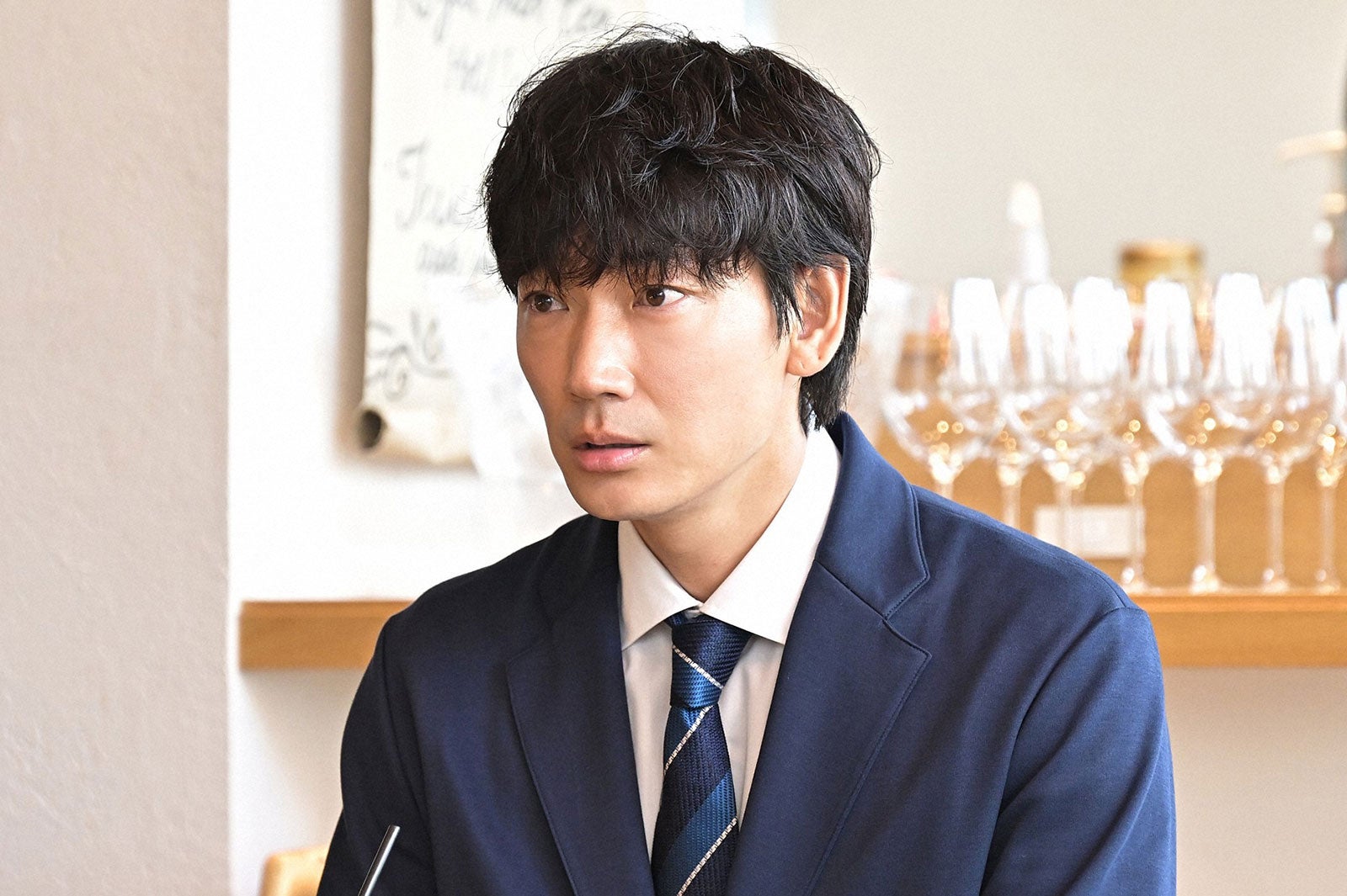 綾野剛／「オールドルーキー」第3話より（C）TBS