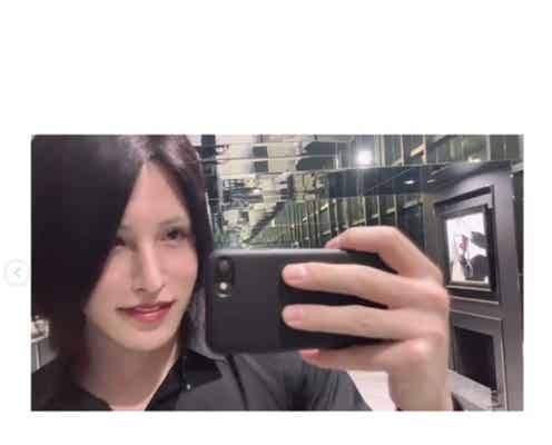 ROLAND、黒髪イメチェンで雰囲気ガラリ「目立ち過ぎて地球の男達に申し訳なくなってきたので」