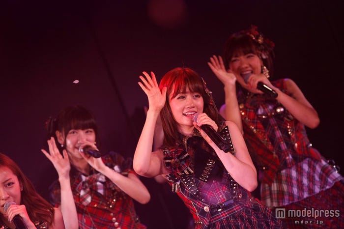 「AKB48劇場 前田敦子卒業公演」の模様(C)AKS