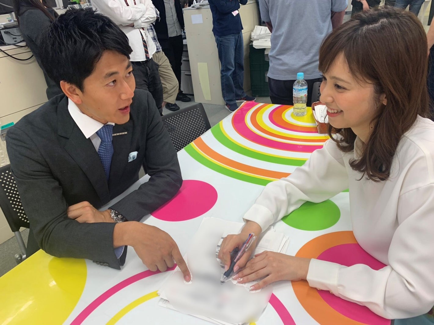 酒主義久アナウンサー、久慈暁子アナウンサー（提供写真）