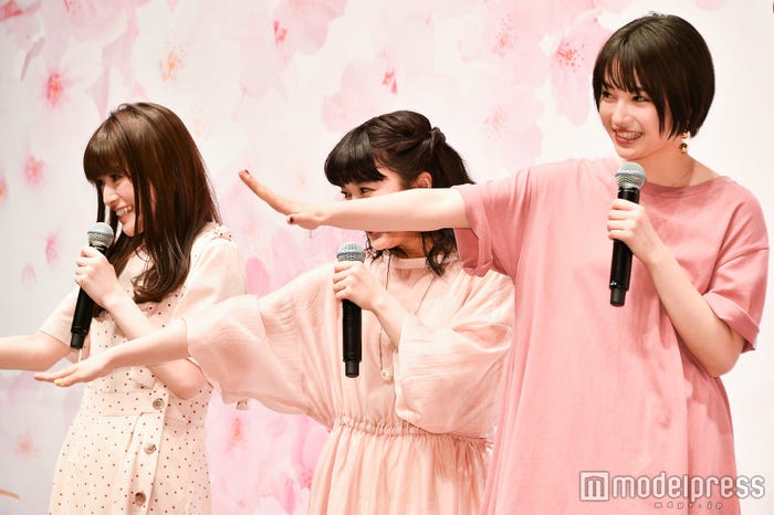 「瑞沢高校かるた部です!」と挨拶/優希美青、上白石萌音、広瀬すず (C)モデルプレス
