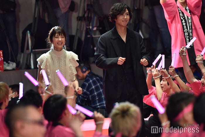 若月佑美、賀来賢人 (C)モデルプレス