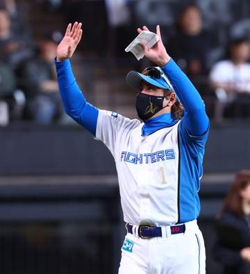 日本ハム メンバー表交換で異例の光景 新庄監督が身を乗り出して巨人・橋上監督代行と話し込む→納得の表情で握手