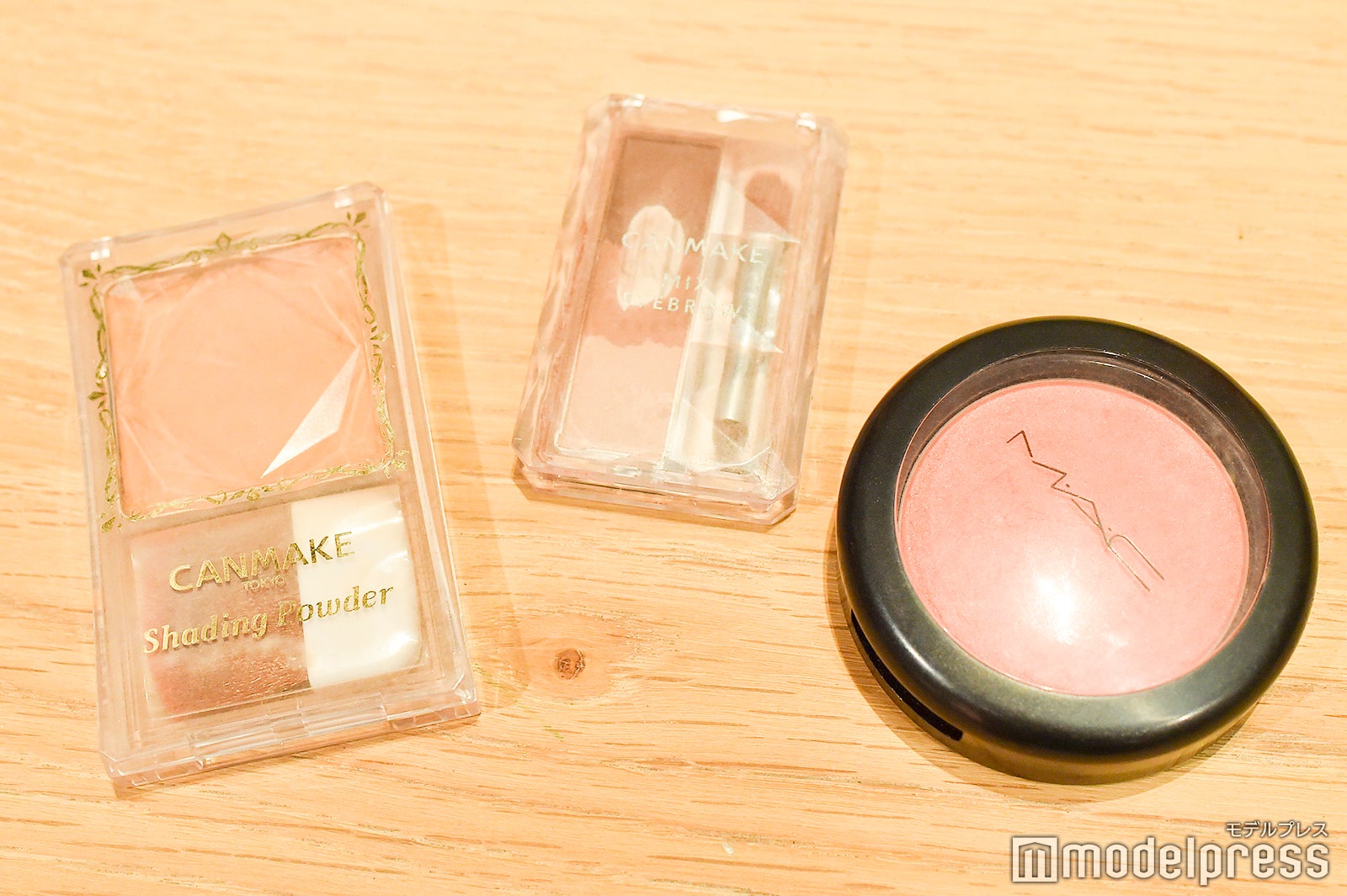 （左から）シェーディング、アイブロウ、チーク