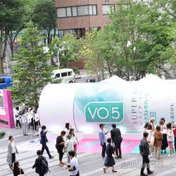 渋谷に10メートルの巨大な「ＶО５」缶出現（C）モデルプレス
