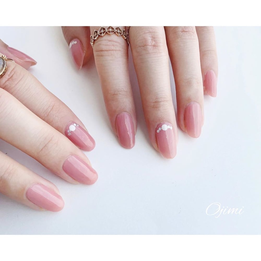 ジェラートファクトリーのオフィスネイルシールをしている写真