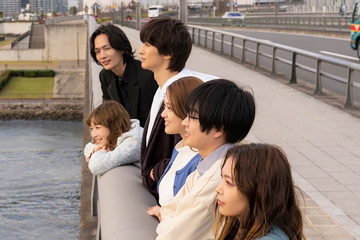 (左奥から)岡宏明、岡本夏美、美波、松村沙友理、曽田陵介、寺本莉緒(C)山科ティナ/主婦と生活社 フジテレビジョン