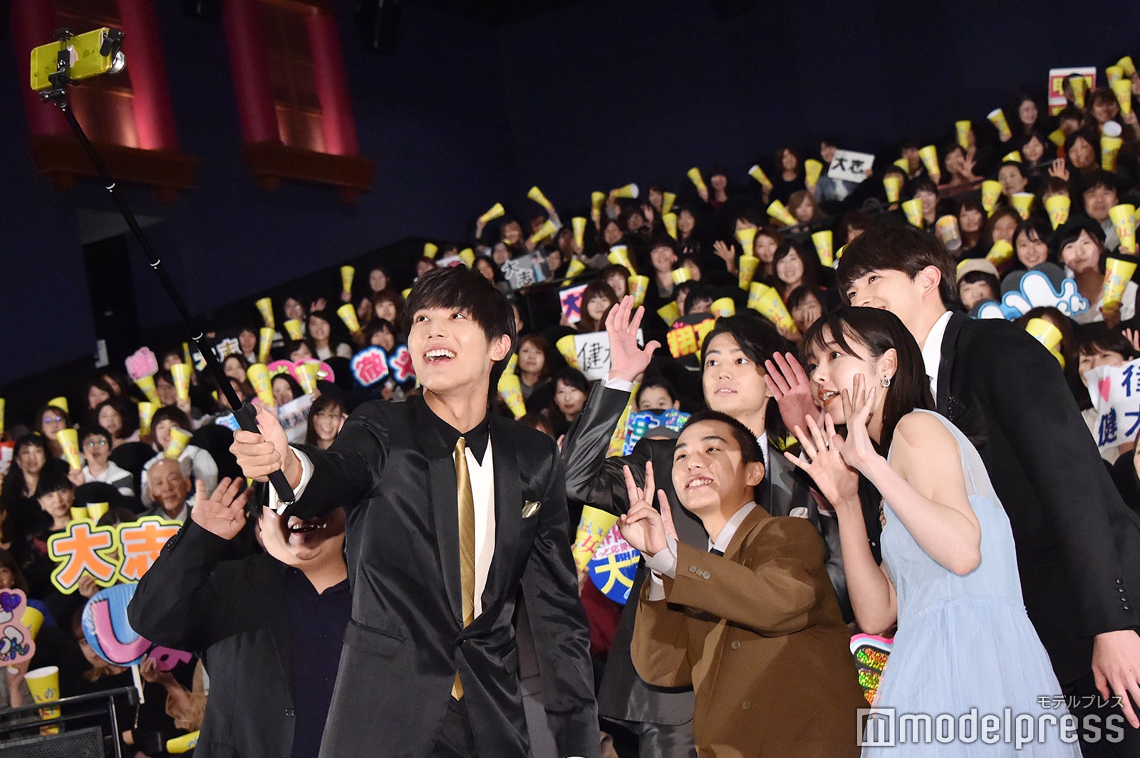 みんなで自撮り （C）モデルプレス