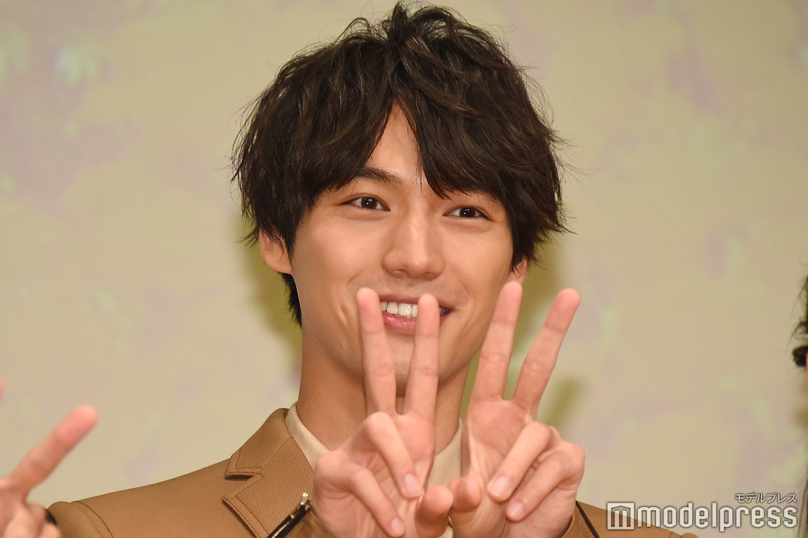 “4マリポーズ”をする福士蒼汰 （C）モデルプレス